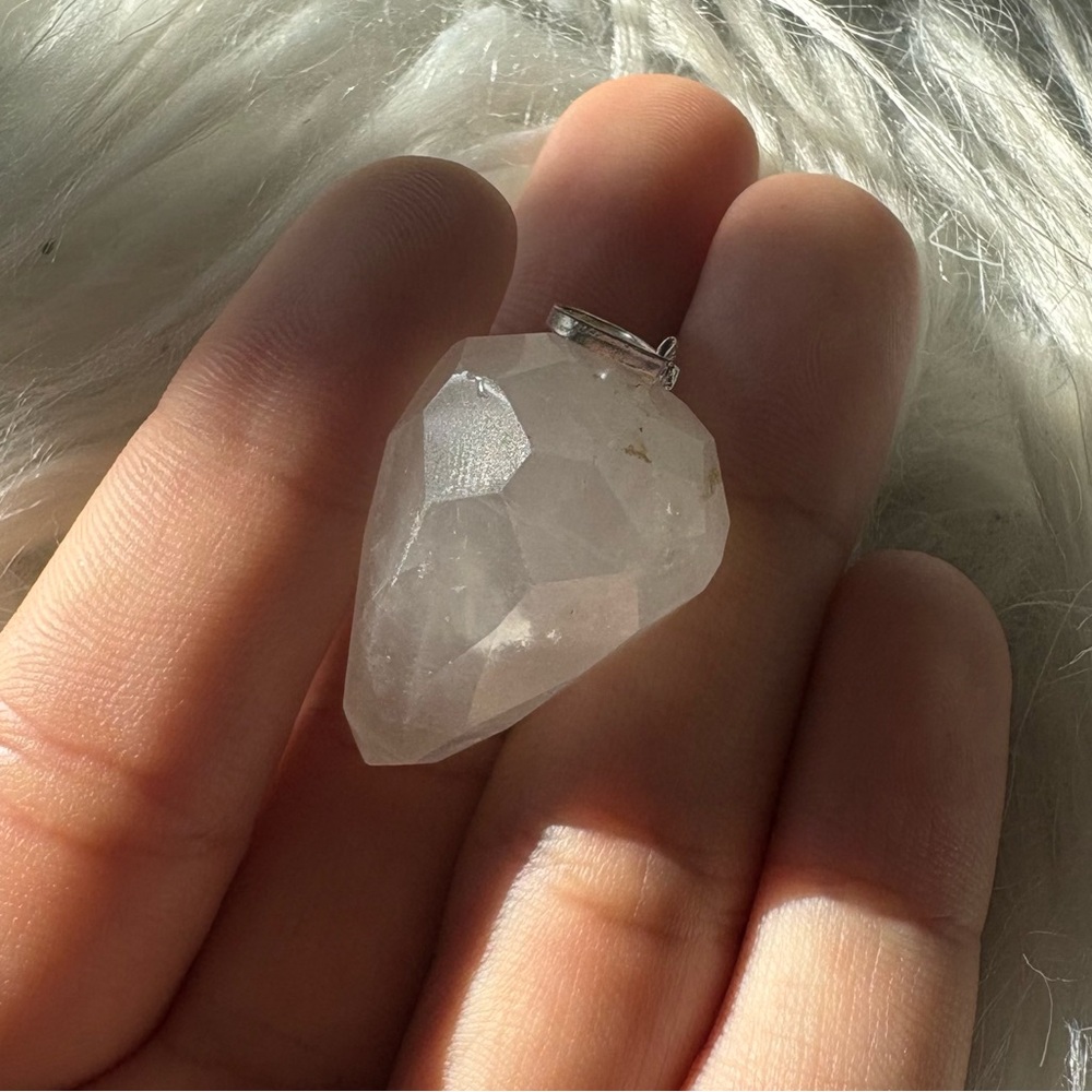 ✨ Quartz Flame Pendant ✨ - Picture 2 of 3